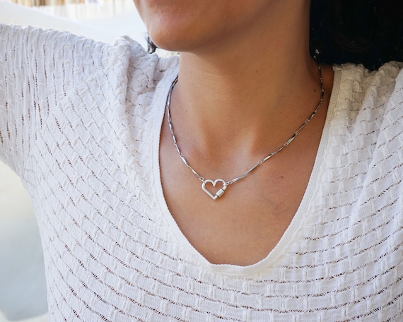 Chaîne Ancienne En Plaqué Argent Avec Breloque Cœur En Aluminium - Bijou Vintage D'occasion