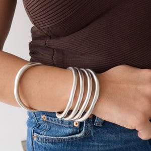 Bohozilveren dikke RONDE GEHAMERDE armbandmanchet, cirkelvormige stapelarmband, minimalistische armparty-armbanden, sieraden in Free People-stijl afbeelding 6