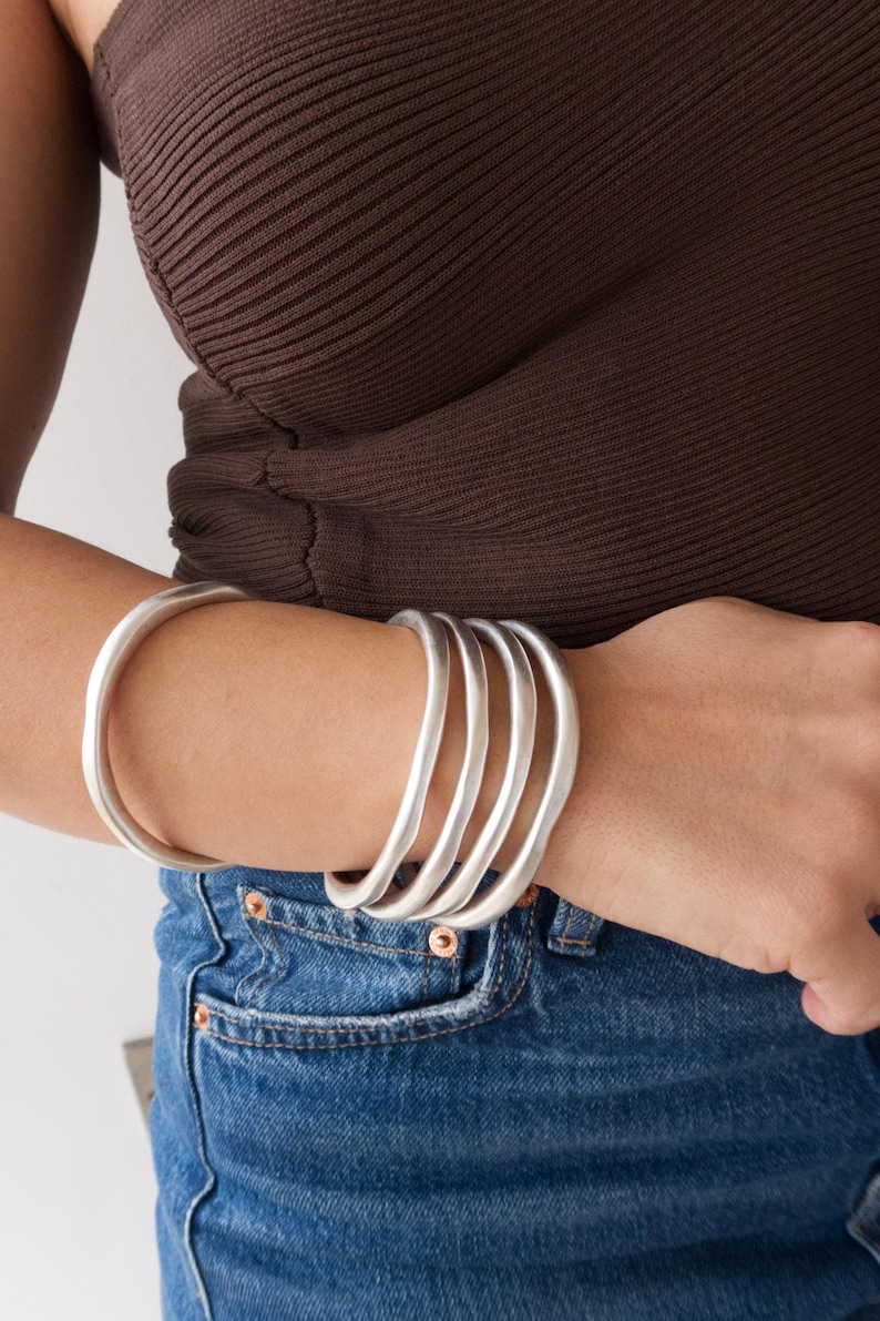 Bohozilveren dikke RONDE GEHAMERDE armbandmanchet, cirkelvormige stapelarmband, minimalistische armparty-armbanden, sieraden in Free People-stijl afbeelding 6