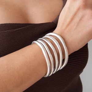 Bohozilveren dikke RONDE GEHAMERDE armbandmanchet, cirkelvormige stapelarmband, minimalistische armparty-armbanden, sieraden in Free People-stijl afbeelding 4