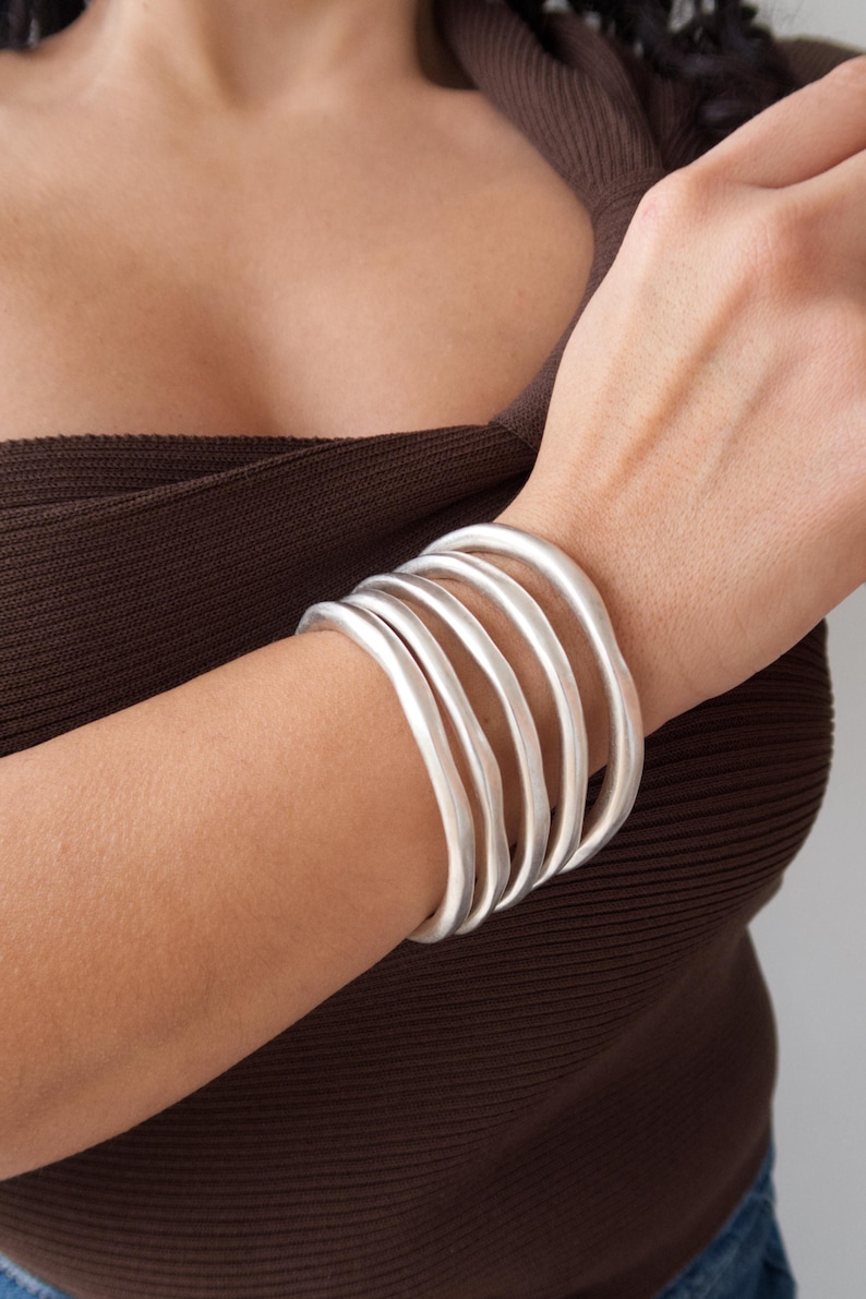 Bohozilveren dikke RONDE GEHAMERDE armbandmanchet, cirkelvormige stapelarmband, minimalistische armparty-armbanden, sieraden in Free People-stijl afbeelding 4