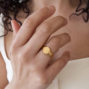 Gold Floral Stempel Siegelring: 24K überzogener Boho Pinky Ring, einzigartiger Boho Festival Schmuck für sie, einstellbare US-Größe 14-16,5 cm