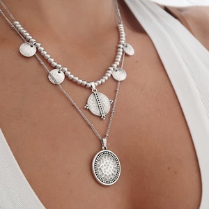 Set di due collane GEOMETRICHE e MONETA in argento antico, ciondoli impilabili a strati, gioielli minimal boho moderni e delicati hippie, regalo per lei immagine 1