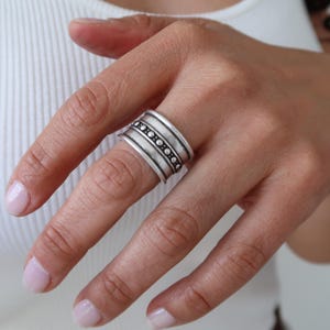Anello a fascia spessa punteggiata in argento antico, anello con armatura medievale, anello del Medioevo, anello martellato in argento, anello midi in argento