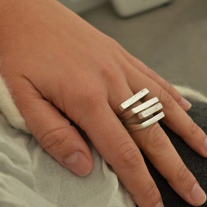 Antiek zilver twee parallelle lijnen ring, unieke gehamerde abstracte ring, Boho zilveren modernistische ring, zilveren band sieraden, Amerikaanse maat 6,5-8 inch afbeelding 2