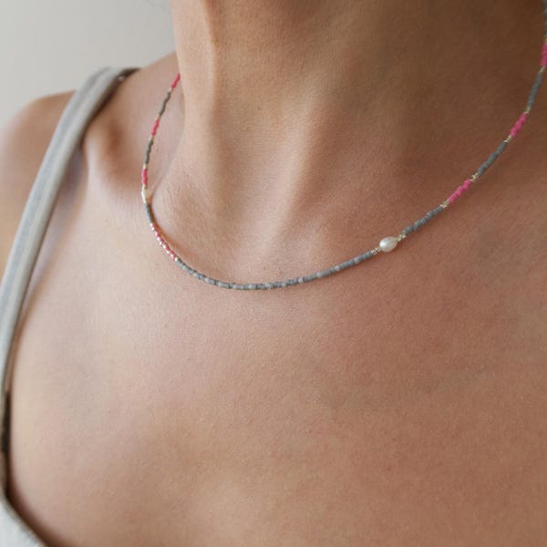 Collar de cuentas Miyuki rosa y gris: Gargantilla delicada, joyería minimalista hecha a mano, ideal para combinar con otras joyas. Regalo perfecto para ella.