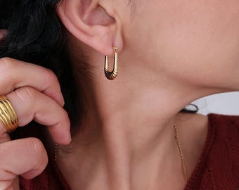 Pendientes de aro croissant de acero inoxidable dorado: ligeros, minimalistas, geométricos, hipoalergénicos, resistentes al agua, joyería moderna para el día a día, regalo.
