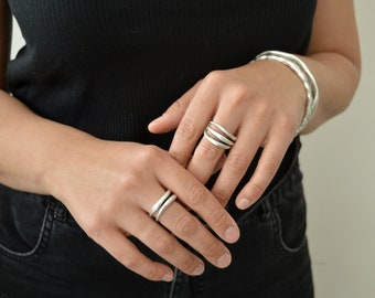 Anillo de plata martillada con dos o tres líneas paralelas: joyería modernista de forma orgánica, anillo artesanal hecho a mano, regalo minimalista único.