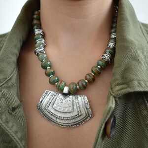 Boho Khaki Tibétain Dzi perlé Argent ORTHOGONAL Shield Pendentif Collier, Tribal Ethnique Déclaration Moderne Dainty Bijoux, Cadeau pour elle image 5