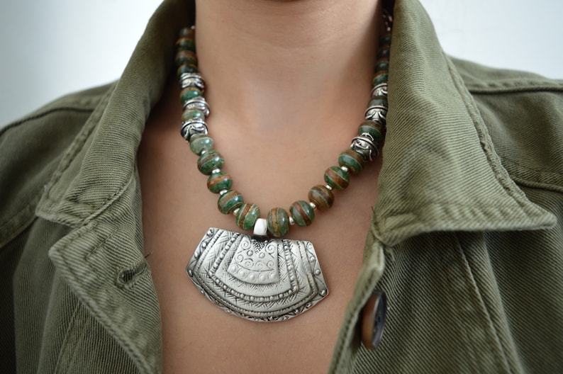 Boho Khaki Tibétain Dzi perlé Argent ORTHOGONAL Shield Pendentif Collier, Tribal Ethnique Déclaration Moderne Dainty Bijoux, Cadeau pour elle image 5