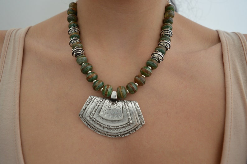 Boho Khaki Tibétain Dzi perlé Argent ORTHOGONAL Shield Pendentif Collier, Tribal Ethnique Déclaration Moderne Dainty Bijoux, Cadeau pour elle image 8