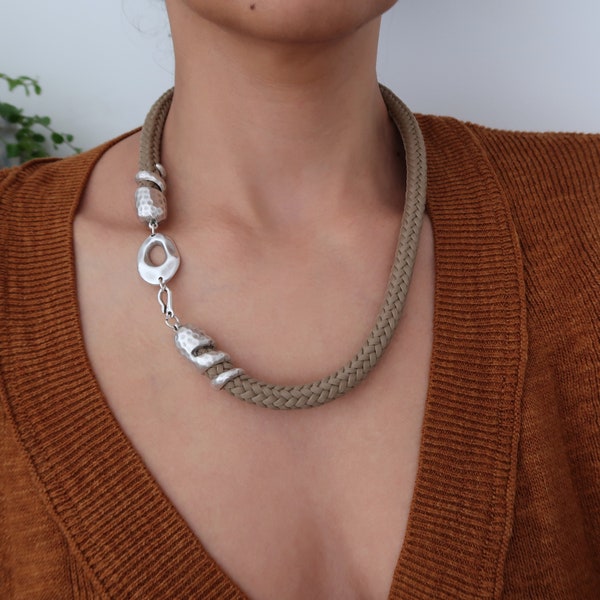 Collier corde d'escalade en polyester recyclé beige avec un connecteur de forme libre en argent et des embouts enveloppants, bijoux légers en tissu épais