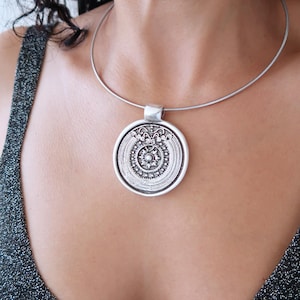 Collar con colgante de moneda de plata grande: joyería étnica bohemia, bereber, marroquí, tribal, collar con babero grueso, joyería de inspiración africana.