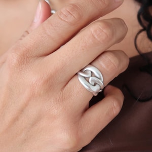 Silverring med abstrakta snidade skärningslinjer: Moderna, prisvärda minimalistiska smycken, texturerat silverband, eleganta handgjorda samtida smycken