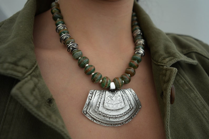 Boho Khaki Tibétain Dzi perlé Argent ORTHOGONAL Shield Pendentif Collier, Tribal Ethnique Déclaration Moderne Dainty Bijoux, Cadeau pour elle image 3