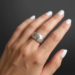 Bague réglable martelée en argent avec protection contre le mal des yeux : inspiration grecque et turque, bijoux ethniques, faits main et culturels Taille US 6,5-8 image 1