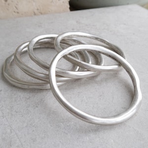 Bohozilveren dikke RONDE GEHAMERDE armbandmanchet, cirkelvormige stapelarmband, minimalistische armparty-armbanden, sieraden in Free People-stijl afbeelding 7