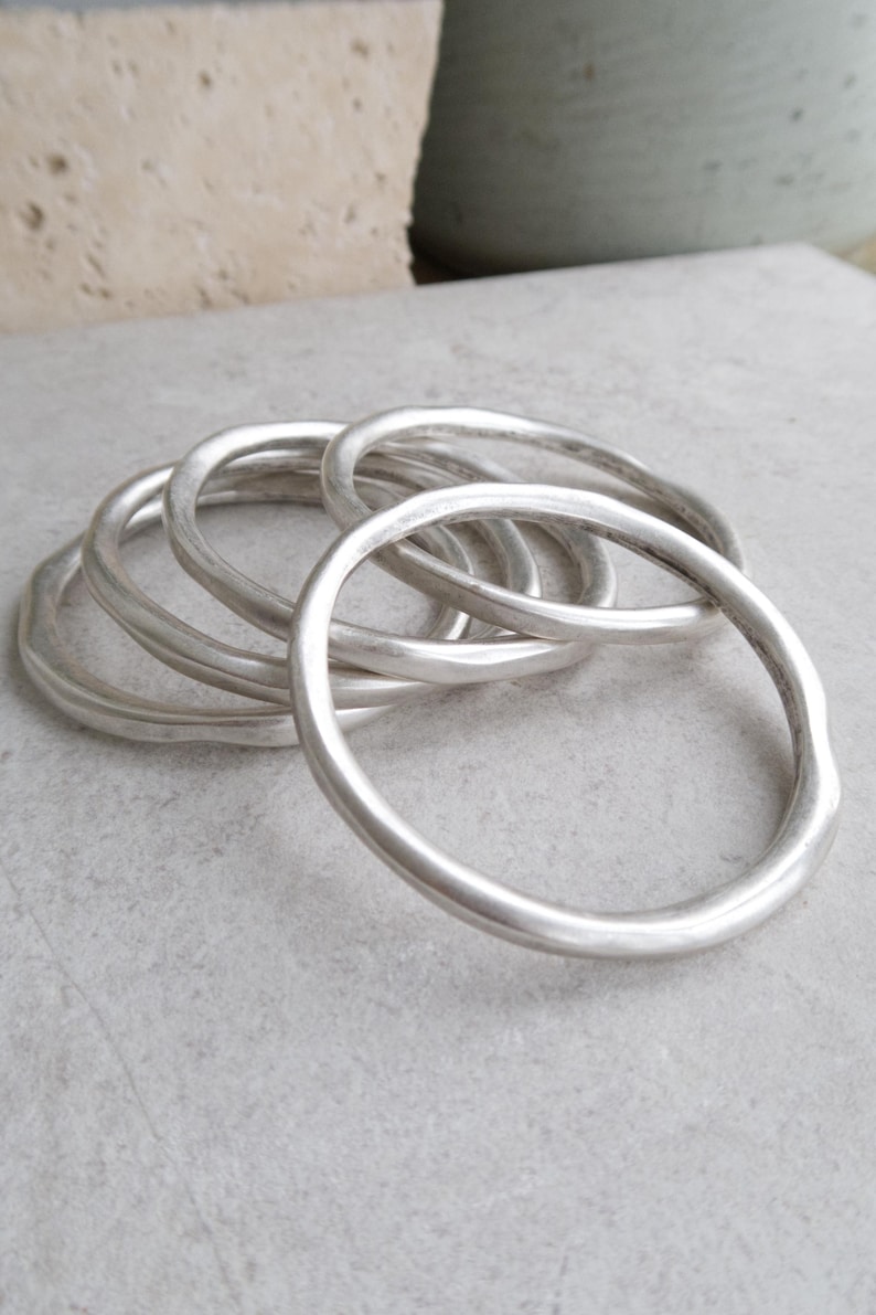Bohozilveren dikke RONDE GEHAMERDE armbandmanchet, cirkelvormige stapelarmband, minimalistische armparty-armbanden, sieraden in Free People-stijl afbeelding 7