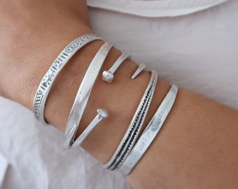 Antiek zilver gegraveerd DOTS manchet stapelarmband, Arm Candy, Boho Cuff Bangle Bracelet Sieraden, Cadeau voor haar, Amerikaanse pols 6-7,5 inch