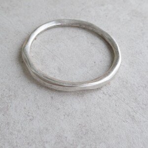 Bohozilveren dikke RONDE GEHAMERDE armbandmanchet, cirkelvormige stapelarmband, minimalistische armparty-armbanden, sieraden in Free People-stijl afbeelding 8