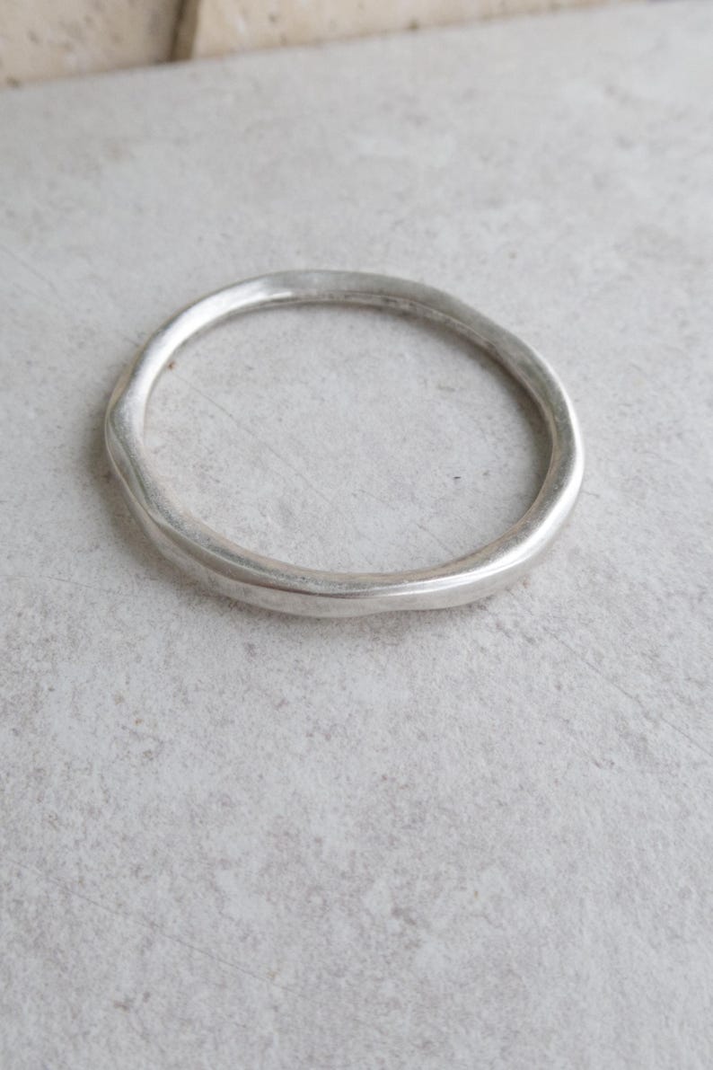 Bohozilveren dikke RONDE GEHAMERDE armbandmanchet, cirkelvormige stapelarmband, minimalistische armparty-armbanden, sieraden in Free People-stijl afbeelding 8