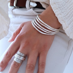 Gehamerde zilveren dunne ronde armband: eenvoudige stapelarmband, maat 6,5-7,5, minimalistische manchetarmband met textuur, moderne en handgemaakte sieraden