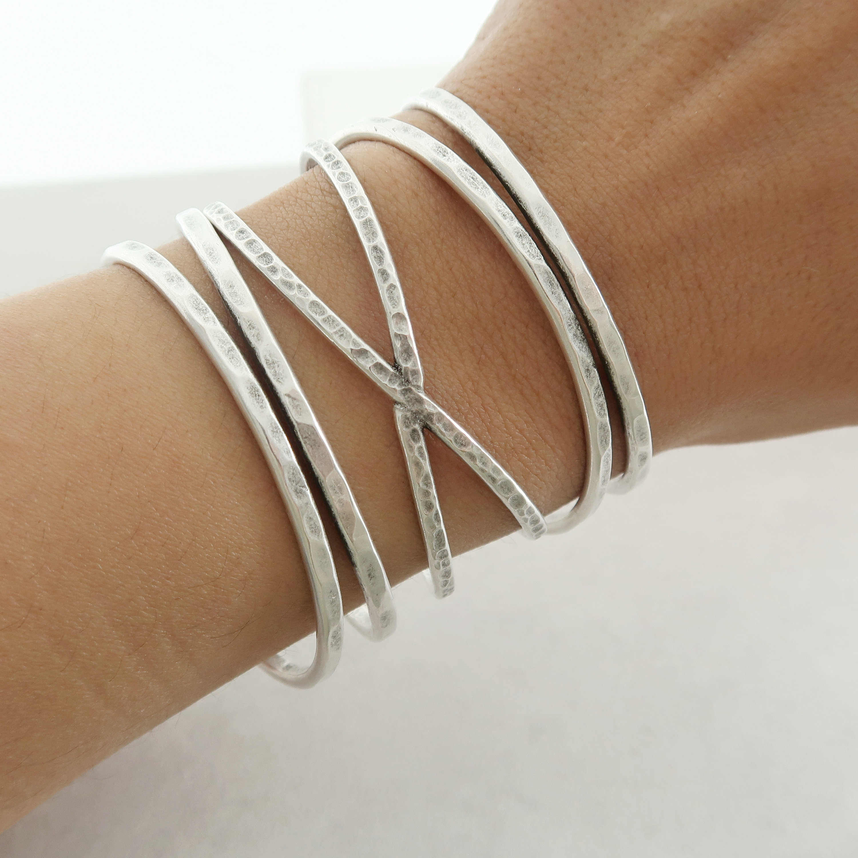 ブレスレット Silver Oval Shape Hammered Surface Bangle / Bracelet / Cuff Solid Silver Oval Cuff Bangle, Hammered, Polished or