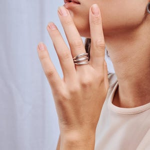 Silber parallele ZWEI oder DREI Linien Ring: Gehämmert Boho Band, trendiger stilvoller & erschwinglicher Schmuck, stapelbare Minimal-Statement-Designs