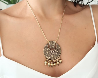 Grand pendentif pièce de monnaie en or antique avec collier de grains, bijoux volumineux de médaillon de superposition de pièce de monnaie grecque ethnique ethnique de Boho, cadeau pour elle