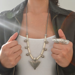 Grote zilveren driehoekketting: Afrikaans amulet, etnische Toeareg-sieraden