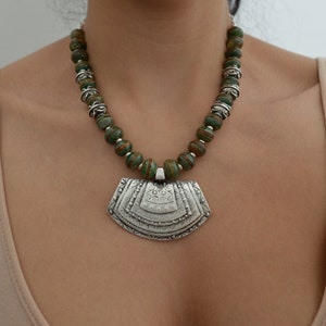 Boho Khaki Tibétain Dzi perlé Argent ORTHOGONAL Shield Pendentif Collier, Tribal Ethnique Déclaration Moderne Dainty Bijoux, Cadeau pour elle image 10