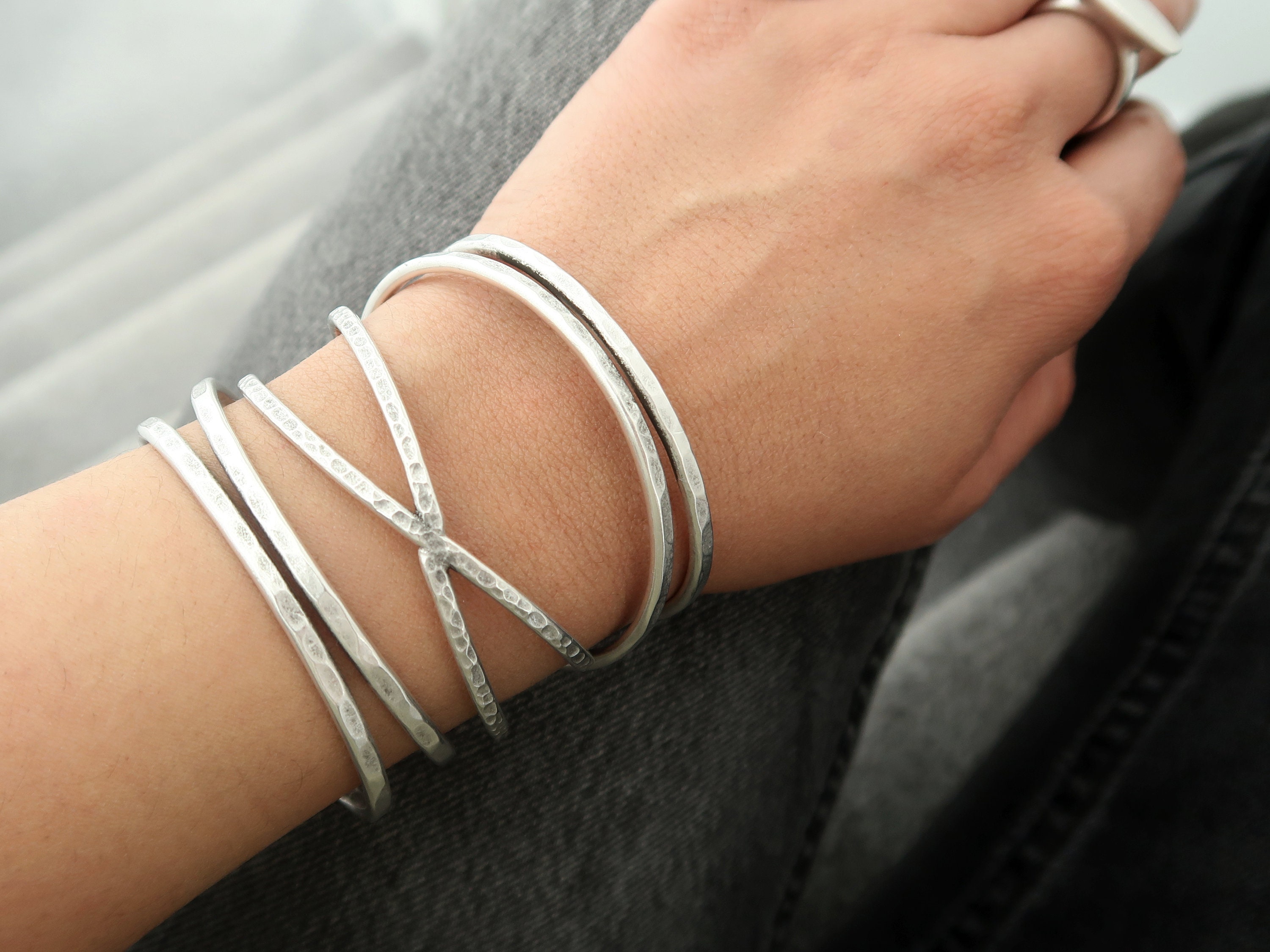 ブレスレット Silver Oval Shape Hammered Surface Bangle / Bracelet / Cuff Solid Silver Oval Cuff Bangle, Hammered, Polished or