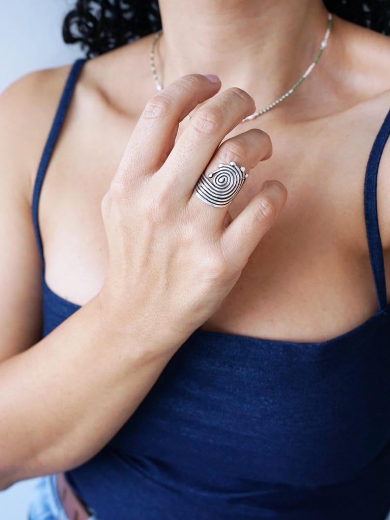 Zilveren spiraalring: etnische statementring, Griekse Griekse symbolen, handgemaakte tribale sieraden, unieke gewaagde ring, verstelbare Amerikaanse maat 6,5-7,5 afbeelding 10