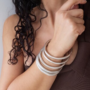 Bohozilveren dikke RONDE GEHAMERDE armbandmanchet, cirkelvormige stapelarmband, minimalistische armparty-armbanden, sieraden in Free People-stijl afbeelding 5