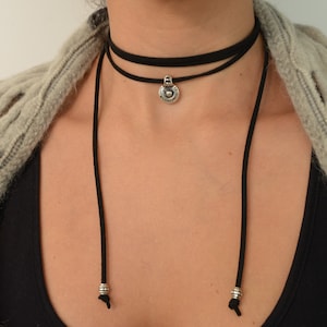 Schwarz / Braun / Beige / Grün / Blau Wildleder Choker Halskette mit griechischen Münzen Anhänger, Wildleder Choker, Wickelkette, Tie Up Bolo Halskette, Boho