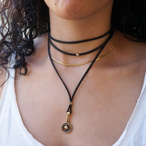 Gargantilla de cuero negro con gamuza, collar con colgante de moneda de oro de cuero, gargantilla de cuero, collar envolvente, joyería de plata bohemia