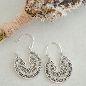 Pendientes de aro con diseño de sol semicircular de plata: joyería bohemia étnica tribal hecha a mano, colgantes para festivales, regalo para mujeres y personas libres. imagen 1