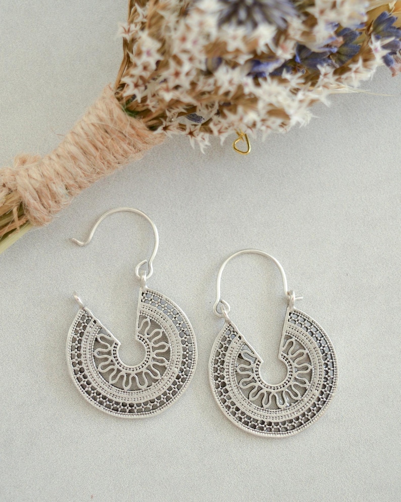 Pendientes de aro con diseño de sol semicircular de plata: joyería bohemia étnica tribal hecha a mano, colgantes para festivales, regalo para mujeres y personas libres. imagen 1