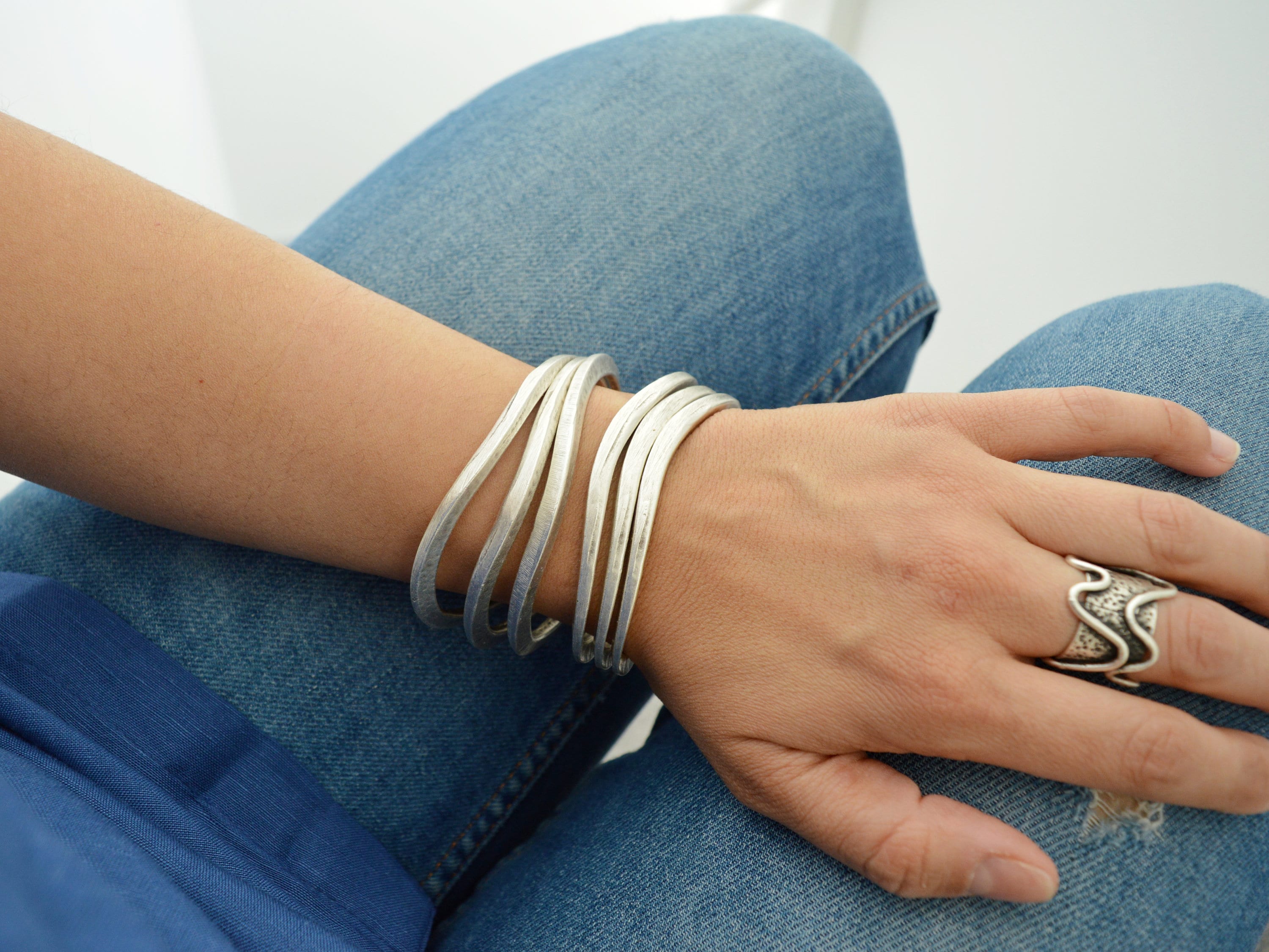 Manchette bohème argentée épaisse martelée OVALE, bracelet jonc empilable en forme de vague, bracelets minimalistes de fête de bras, bijoux de style de personnes libres