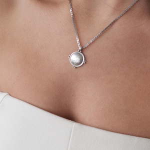 Collar con colgante de moneda de disco de plata: collares geométricos: moderno y minimalista, joyería elegante con un toque bohemio orgánico, regalo perfecto para ella.