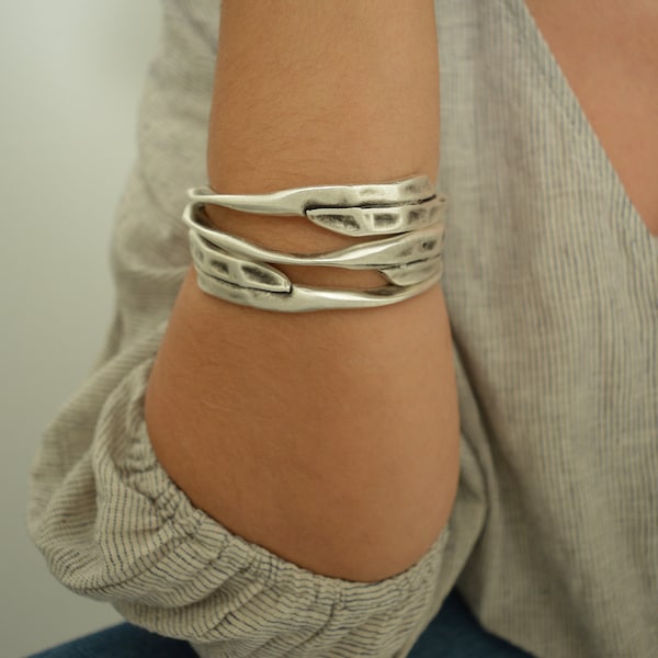 Zilveren DIKKE RONDE GEHAMERDE armbandmanchet, cirkelvormige en ovale stapelarmband, Minimalistische Arm Party Bangle, Free People Sieraden