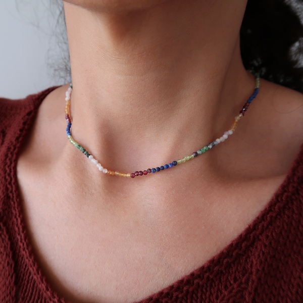 Pequeño collar de cuentas de nefrita: gargantilla de piedras preciosas, delicada y delicada joyería artesanal minimalista en capas, regalo único para ella.
