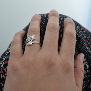 Anello Silver Arrow: anello per nocche boho, gioiello minimalista unico da sovrapporre, regolabile, taglia USA 6-7,5