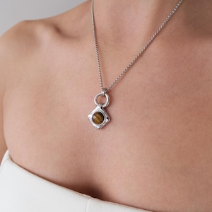 Collar de acero inoxidable intercambiable con colgante de ojo de tigre: collar modular en capas / joyería minimalista hecha a mano / añade o intercambia dijes