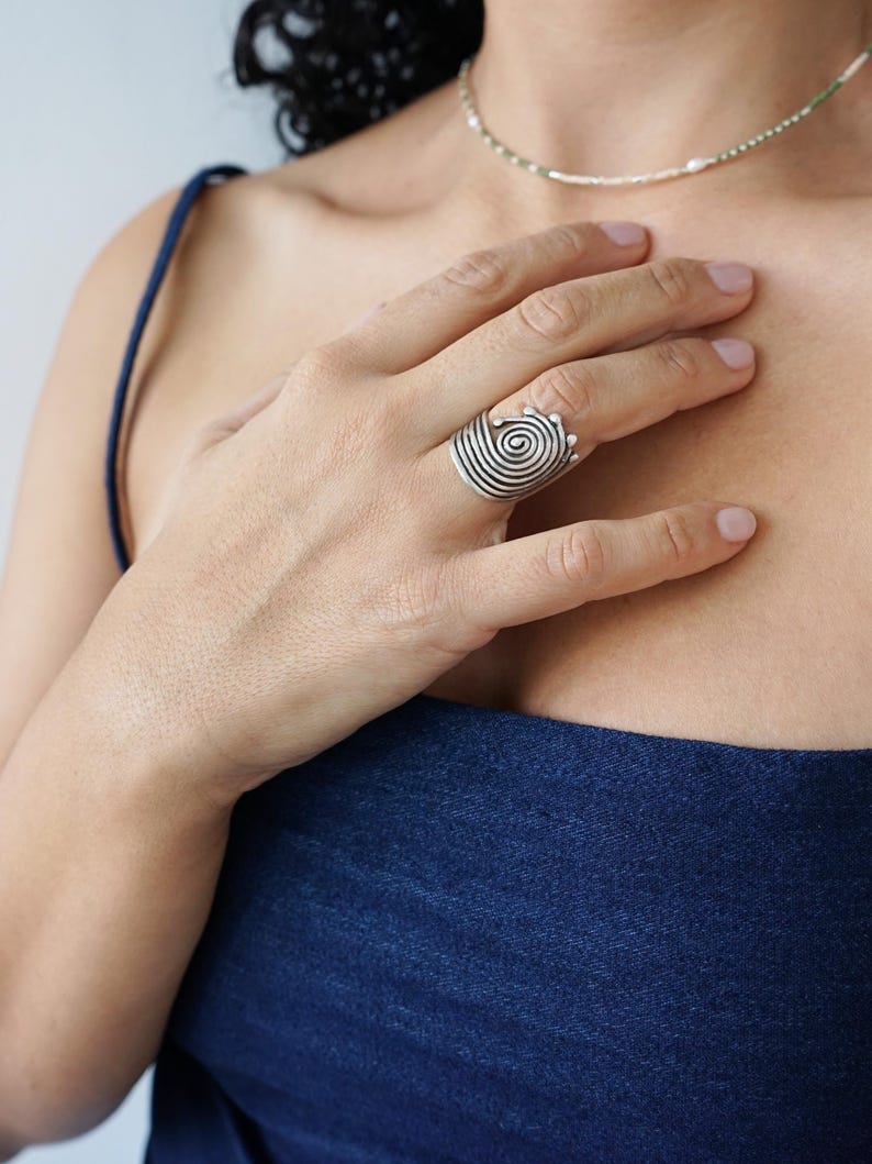 Zilveren spiraalring: etnische statementring, Griekse Griekse symbolen, handgemaakte tribale sieraden, unieke gewaagde ring, verstelbare Amerikaanse maat 6,5-7,5 afbeelding 8