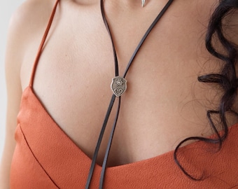 Veren bolo choker: donkerbruin suède, sieraden in zuidwestelijke stijl, boho tribal festival etnische sieraden, uniek handgemaakt cadeau voor haar