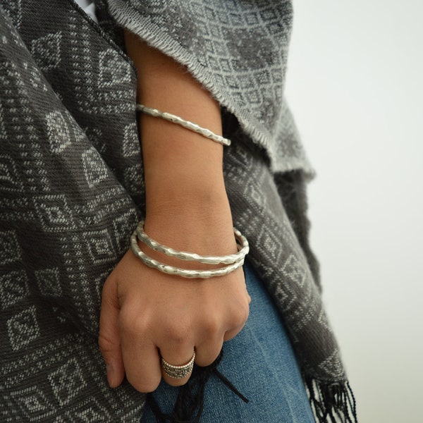 Zilveren DIKKE RONDE GEHAMERDE bangle manchet, cirkelvormige stapelbare armbanden, Minimalistische Arm Party Bangles, Boho Boho Hippie Dainty