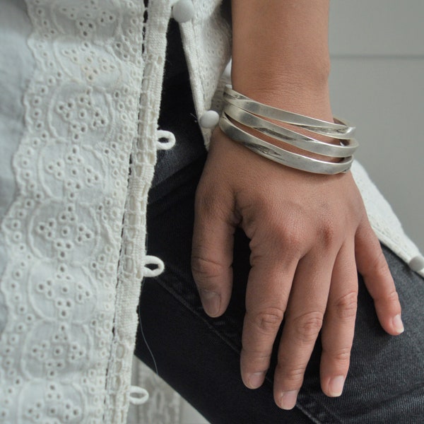 Antiek zilver dik gekrast Bangle Cuff, Boho Delicate Minimalist Arm Party gehamerd stapelen armband, Free People Style Sieraden