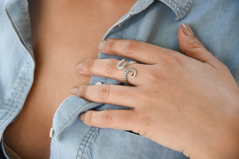 Bohemian Silver OCTOPUS ARM Knuckle Midi Pinky Ring, Silver Stackable Animal Ring, Silver Adjustable Ring, Affordable Ring, Gift for Her image 2