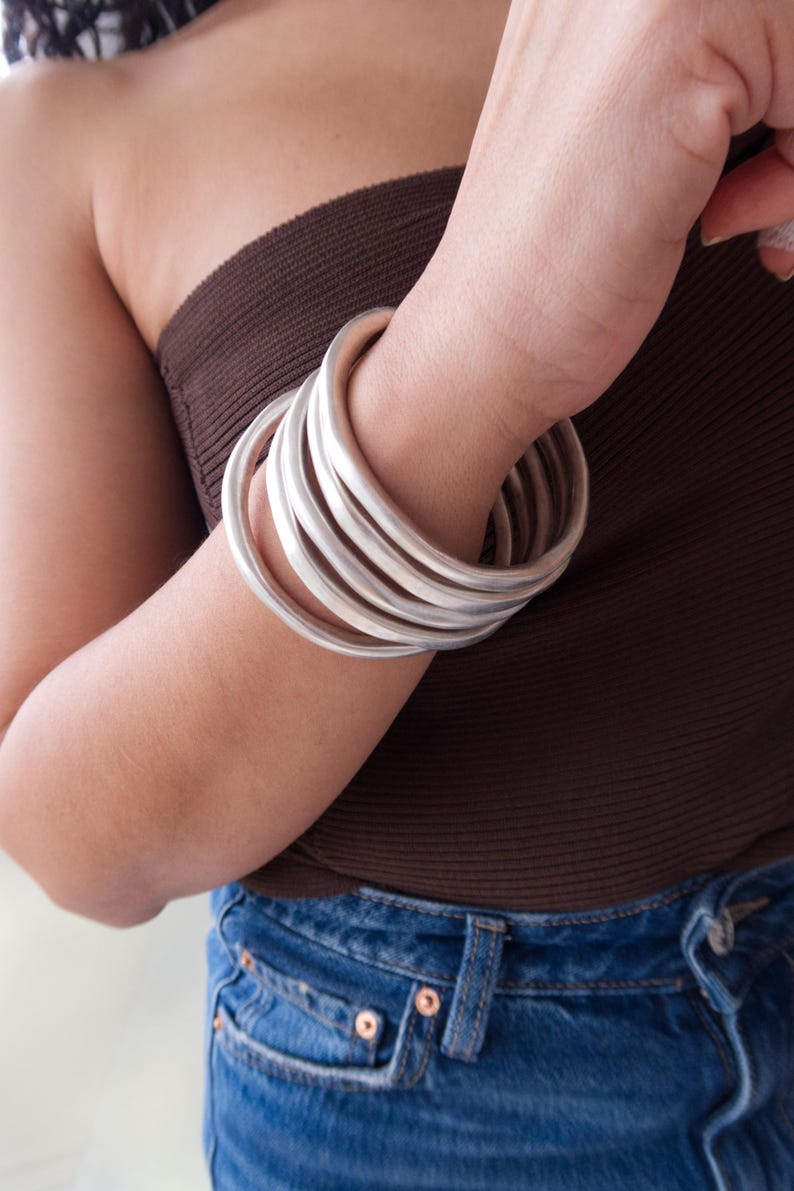 Bohozilveren dikke RONDE GEHAMERDE armbandmanchet, cirkelvormige stapelarmband, minimalistische armparty-armbanden, sieraden in Free People-stijl afbeelding 2
